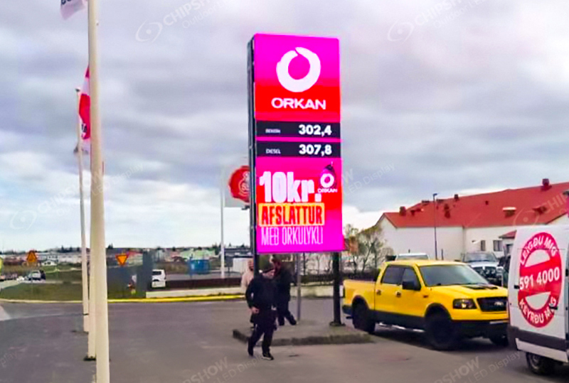 Enseigne publicitaire LED d'une station-service en Islande