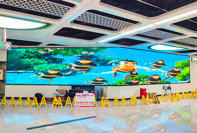 Projet d'écran d'affichage à LED ultra clair à petit espacement P1.58 dans la station de métro de Shenzhen, en Chine