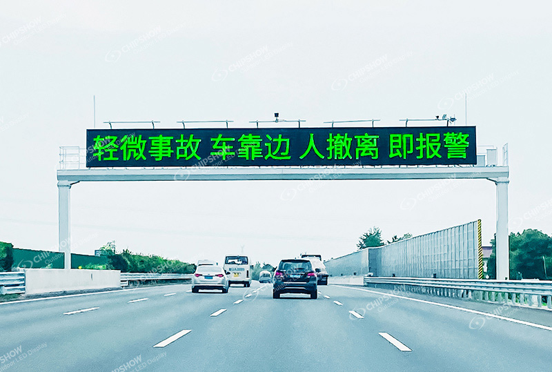 Un projet d'écran d'affichage LED à économie d'énergie ultra haute luminosité de type portique d'autoroute chinoise